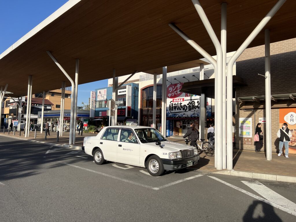 北本駅とタクシー車両